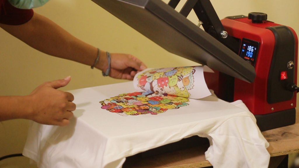 Sablon kaos dengan menggunakan mesin sablon