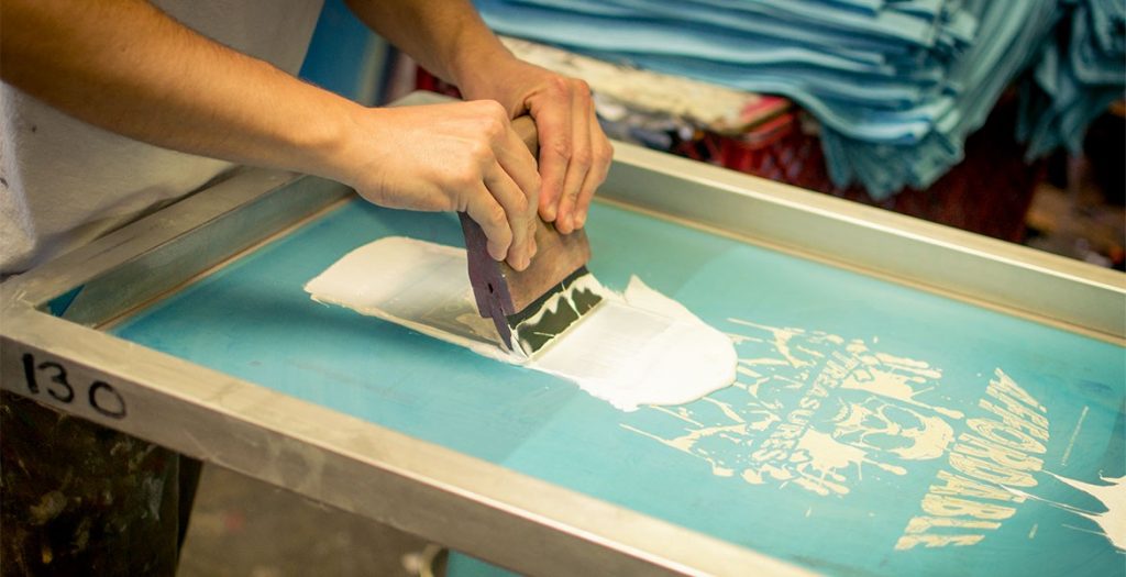 Proses Sablon Plastisol yang Presisi