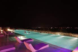 malam romantis di tepi kolam renang